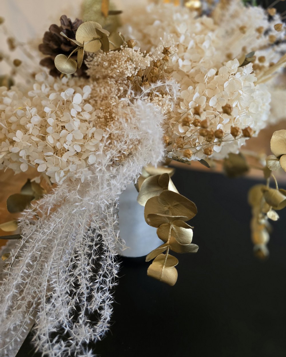 Bouquet de fleurs séchées, hortensias crème et eucalyptus doré, composé par Aurélie Coquerel, Amilamia Conseil à Mont-de-Marsan